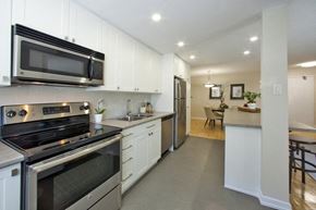 Barrie apartment for rent - Open concept kitchen at Highpoint Apartments in Barrie looking towards dining room