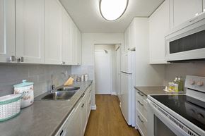 Windsor apartment for rent - Brighton Court kitchen with upgraded cabinets in Windsor, ON