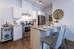 Pointe Claire apartment for rent - Modern kitchen with stainless steele appliances and quartz countertops at La Voile Pointe-Claire apartments