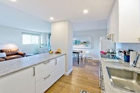 Sherbrooke apartment for rent - Les Jardins Hauterive in Sherbrooke, QC kitchen with breakfast bar and modern cabinetry
