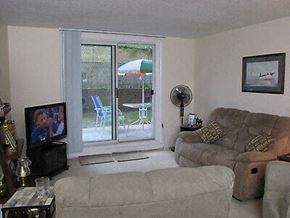 Sarnia apartment for rent - HighParkApartments-Sarnia-LivingRoom