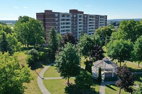Bradford apartment for rent - Exterior of building with gazebo area at Park Place in Bradford, ON