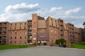 Kingston apartment for rent - Pembridge Square exterior entrance eof building in Kingston, ON