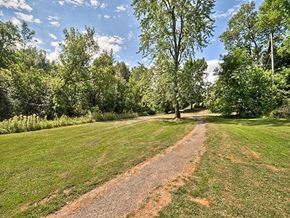 Brockville apartment for rent - Walking trail that runs next to Brockville Apartments in Brockville Ontario