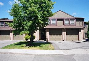 Mississauga apartment for rent - Waterford Townhouses in Mississauga, ON single car private driveway