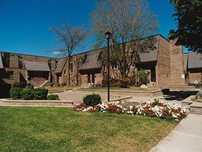 Oshawa apartment for rent - Carriage Hill in Oshawa, ON exterior of townhomes