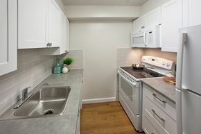 Niagara Falls apartment for rent - Lord Simcoe Apartments kitchen with full range stove and over-the-range microwave in Niagara Falls, ON