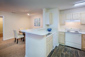 Woodstock apartment for rent - dining room with kitchen