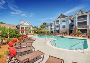 Summerville apartment for rent - Swimming Pool with lounge chairs