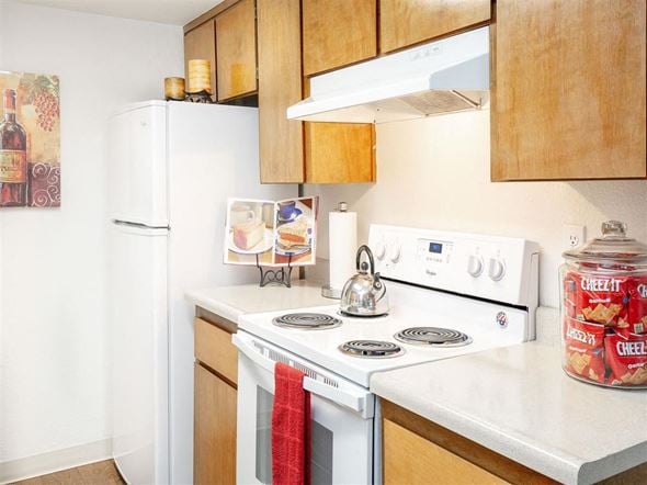 Fresno apartment for rent - Kitchen Appliances at Courtyard at Central Park Apartments, Fresno, California