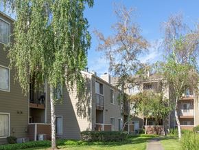 Sacramento apartment for rent - California Place Green Space