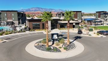 Washington townhouse for rent - A roundabout with palm trees in the middle of a sunny day.