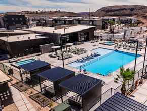 Washington townhouse for rent - The Ash Pool with Mountains