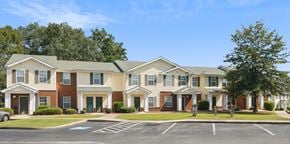 Sandersville apartment for rent - Apartment building with a parking lot in front.