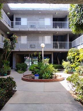 Winnetka townhouse for rent - A courtyard with a fountain in the middle of it.