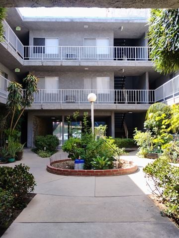 Winnetka townhouse for rent - A courtyard with a fountain in the middle of it.