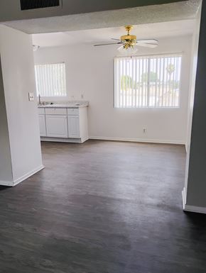 Winnetka townhouse for rent - A room with a ceiling fan and a window with blinds.