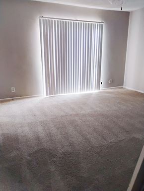 Winnetka townhouse for rent - A room with a carpeted floor and a window with blinds.