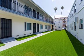 Long Beach apartment for rent - Courtyard grass area