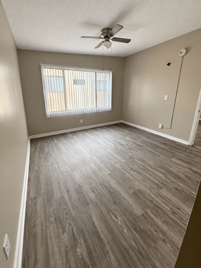 Reseda apartment for rent - A room with a ceiling fan and a window with blinds.