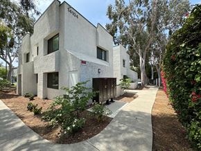 Arleta apartment for rent - the apartment building with mailbox outside
