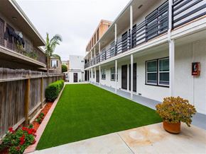 Long Beach apartment for rent - Courtyard grass area