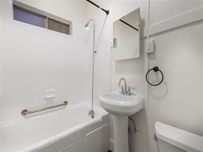Long Beach apartment for rent - Bathroom view