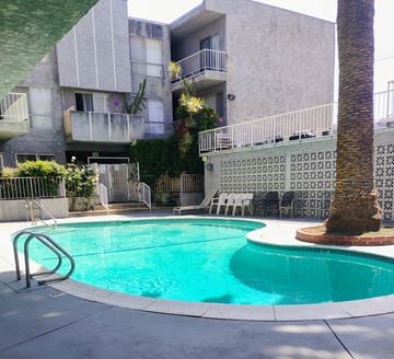 Winnetka townhouse for rent - A pool in front of a building with a palm tree.