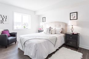 Gatineau apartment for rent - a white bedroom with a bed and a window