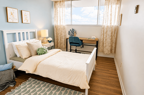 Gatineau apartment for rent - A bedroom with a bed, desk, and chair.