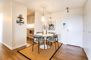 Gatineau apartment for rent - A dining room with a table and chairs.