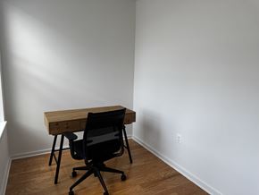 Baltimore apartment for rent - A black chair is in front of a wooden desk.