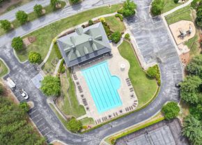 Dallas apartment for rent - A large building with a pool in front of it.