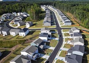 Commerce apartment for rent - A row of houses with a road running through the middle.