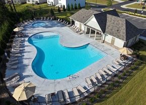 Commerce apartment for rent - A large outdoor swimming pool surrounded by lounge chairs.