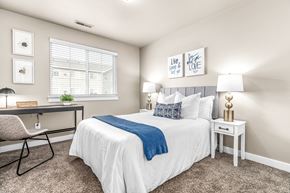 Sterling Heights apartment for rent - a bedroom with a bed and a desk