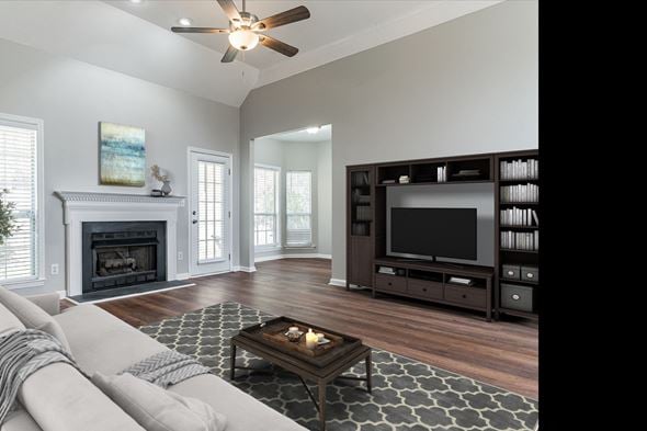 Helena house for rent - a living room with a tv and a fireplace