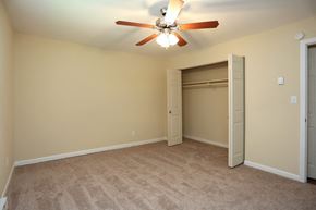 Smyrna apartment for rent - a bedroom with a ceiling fan and a closet