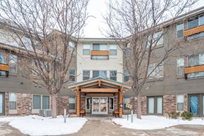 Aurora apartment for rent - Exterior view of 6th with awning covered entrance