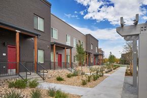 Aurora townhouse for rent - Exterior view of Exponent units, xeriscaped landscaping