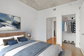 Orlando apartment for rent - a bedroom with a bed and a closet