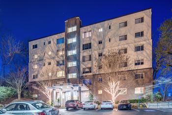 Side view of rosslyn vue apartments at night