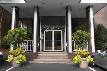 Front entrance of rosslyn vue apartments