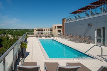 Two-tiered skydeck rooftop lounge 