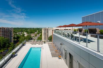 Two-tiered skydeck rooftop lounge 