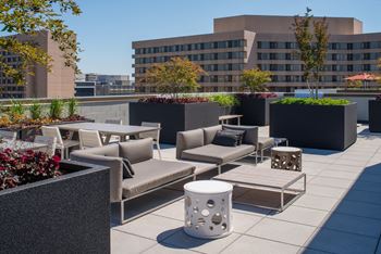 Outdoor kitchen and dining areas (skydeck) 