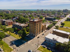 Chicago apartment for rent - A city street with cars and buildings.