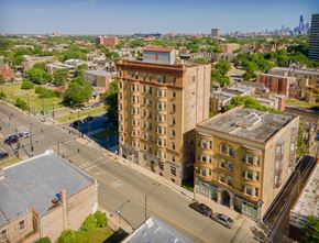Chicago apartment for rent - A city street with a large building in the middle.