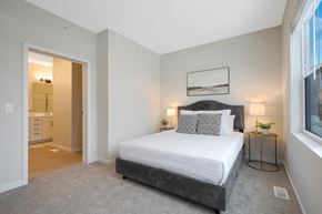 Medina townhouse for rent - A bedroom with a large bed and a small table with a lamp.