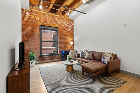 Floor plan for 1 bed, 1 bath, 596 sqft